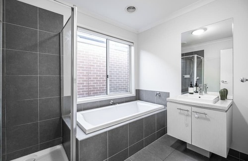 Truganina Casa | This house is a 3 bedroom(s), 2 bathrooms, located in Truganina, VIC.