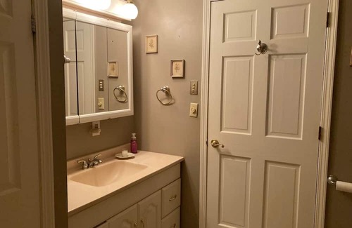 Saratoga Springs Cabaña | Saratoga Racing Meet. Charming Cottage 3 miles to Track, Downtown and Shopping.