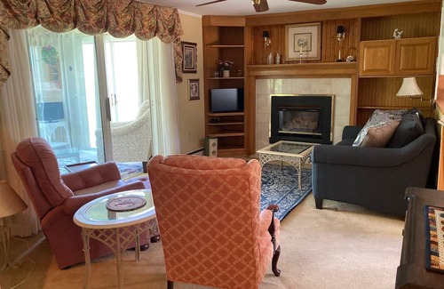 Saratoga Springs Cabaña | Saratoga Racing Meet. Charming Cottage 3 miles to Track, Downtown and Shopping.