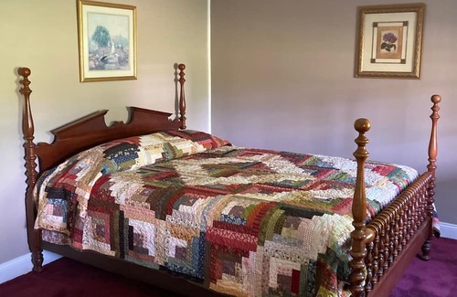Saratoga Springs Cabaña | Saratoga Racing Meet. Charming Cottage 3 miles to Track, Downtown and Shopping.