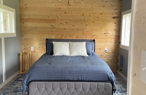 Diamond Ridge Cabina | Dry cabin and 2 horse stalls, ride your horse on the Beach in Homer.