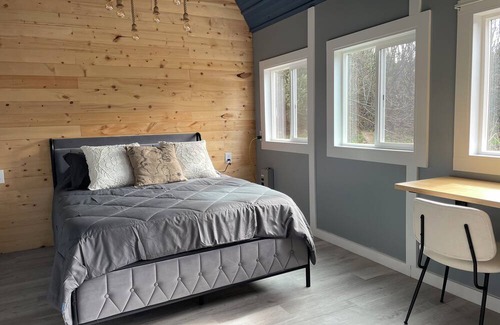 Diamond Ridge Cabina | Dry cabin and 2 horse stalls, ride your horse on the Beach in Homer.