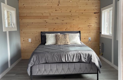 Diamond Ridge Cabina | Dry cabin and 2 horse stalls, ride your horse on the Beach in Homer.