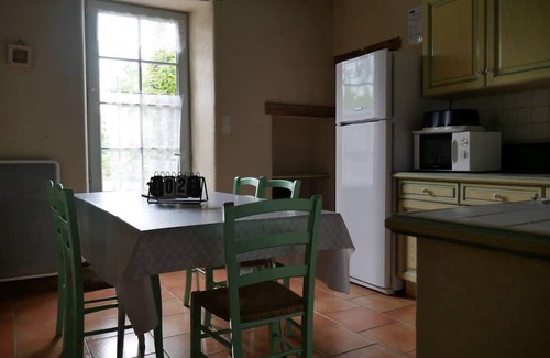 Beaurepaire Casa | Holiday Home 'Gîte Les Métives Près Du Puy Du Fou' with Shared Pool, Private Terrace and Wi-Fi