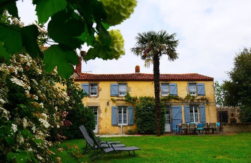 Beaurepaire Casa | Holiday Home 'Gîte Les Métives Près Du Puy Du Fou' with Shared Pool, Private Terrace and Wi-Fi