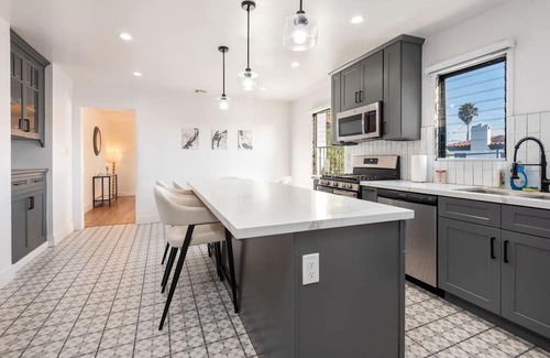 La Brea Casa | Luxury Spacious 4BD Duplex Upper Unit BeverlyGrove