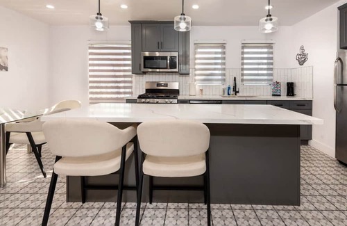 La Brea Casa | Luxury Spacious 4BD Duplex Upper Unit BeverlyGrove