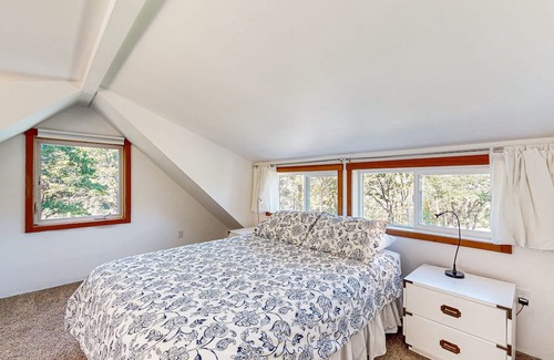 Mosier Casa | Dog-friendly guest house with amazing river views and shared pool access.