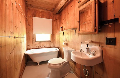 Oxford Cabaña | New for 2024! Traditional Maine cottage on Beautiful Thompson Lake