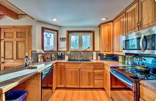 Grafton Casa | Cottage in Grafton with pond near ski centers