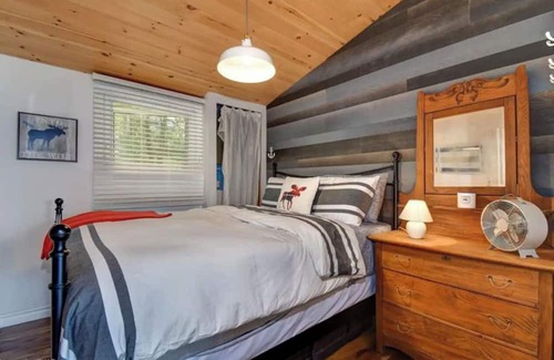 Selwyn Cabaña | Perfect Waterfront Cottage ~ Fireplace ~ Kawartha Lakes ~ 6 Beds