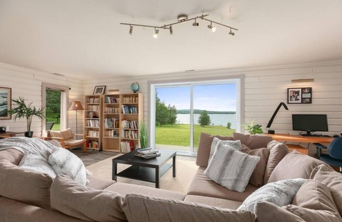 Stratford Chalet De Esquí | Chalet on the shores of Lake Aylmer with private dock and beach