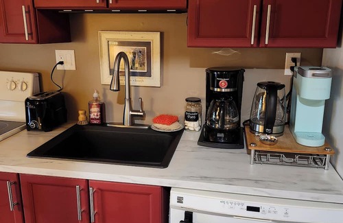 Cardinal Apartamento | Rustic Studio Apartment in Cardinal, ON WiFi, AC, firetable & seasonal hot tub!