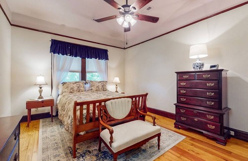 Maryville Condominio | Cozy condo with private W/D, wifi + screened-in balcony