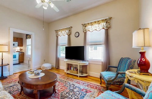 Maryville Condominio | Cozy condo with private W/D, wifi + screened-in balcony