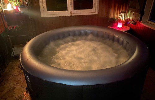 Saint-Vivien-de-Medoc Casa | Holiday Home 'Charmant Bungalow Atypique Avec Spa' with Private Terrace and Wi-Fi