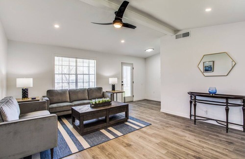 Cedar Hill Casa | Retreat On The Hill w/1 King Bed and 2 Queen Beds