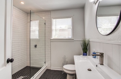 Cedar Hill Casa | Retreat On The Hill w/1 King Bed and 2 Queen Beds