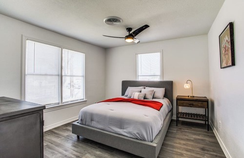 Cedar Hill Casa | Retreat On The Hill w/1 King Bed and 2 Queen Beds