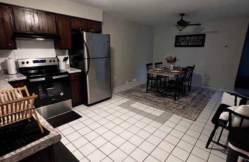 Henderson Apartamento | Forget your worries in this spacious, updated and serene space.