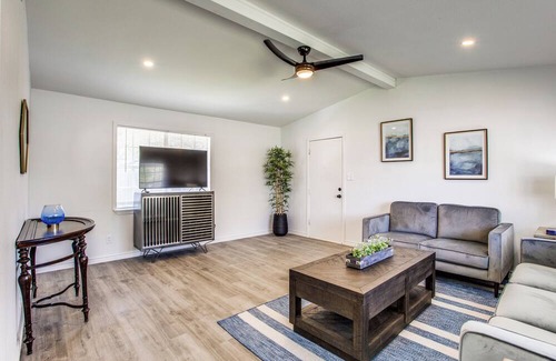 Cedar Hill Casa | Retreat On The Hill w/1 King Bed and 2 Queen Beds