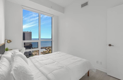 Humber Bay Shores Condominio | Ultra Luxurious 2Bedroom - 2Bathroom High Floor Uninstructed Lake Views!