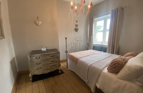 Sedgefield Cabaña | Village Green Cottage - Sedgefield