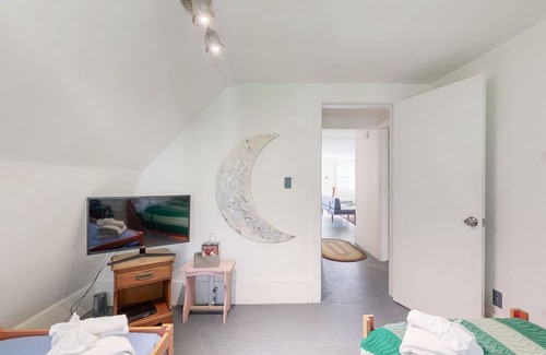 South Bristol Apartamento | Inviting Apartment with Family-Friendly Comforts and Serene Outdoor Spaces