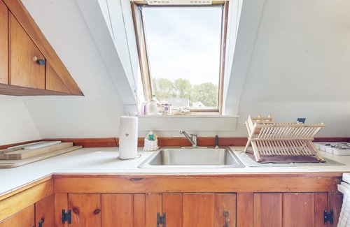 South Bristol Apartamento | Inviting Apartment with Family-Friendly Comforts and Serene Outdoor Spaces
