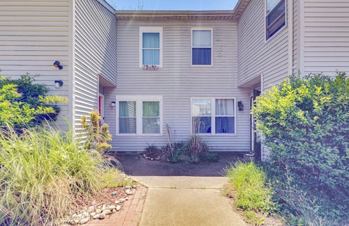 Northeast Virginia Beach Casa | Pet-Friendly Virginia Beach Abode - Walk to Beach!
