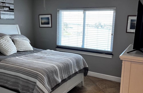 Capri Isle Condominio | One bedroom, one bath condo on the water. Walk to beaches. Breath taking view