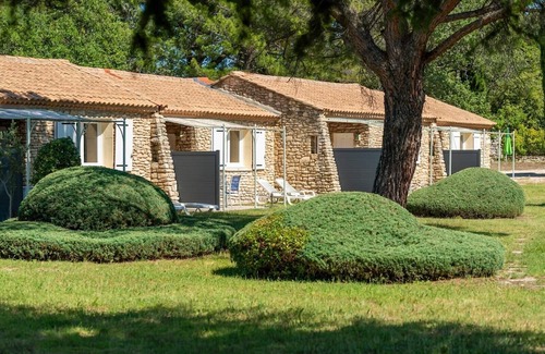 La Roque-sur-Pernes Casa | Stone pavilion in the heart of Provence.