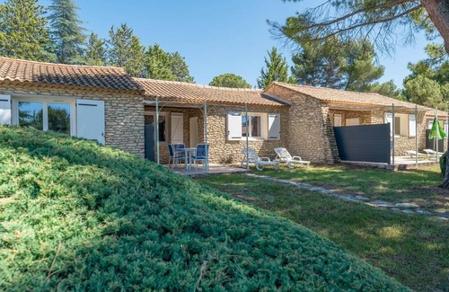 La Roque-sur-Pernes Casa | Stone pavilion in the heart of Provence.