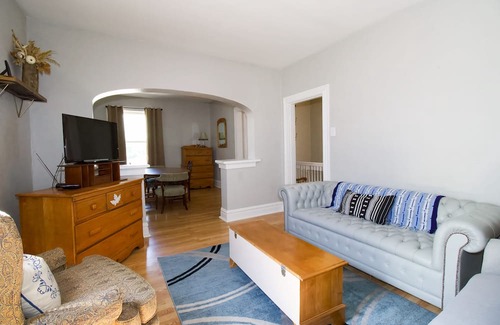 St. Louis Apartamento | Charming Urban Cozy Retreat with a fireplace and backyard garden. Pet/Friendly!