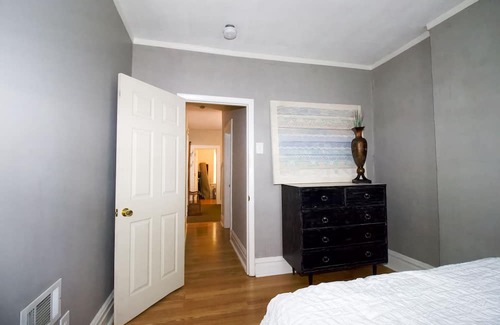 St. Louis Apartamento | Charming Urban Cozy Retreat with a fireplace and backyard garden. Pet/Friendly!