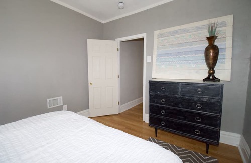 St. Louis Apartamento | Charming Urban Cozy Retreat with a fireplace and backyard garden. Pet/Friendly!