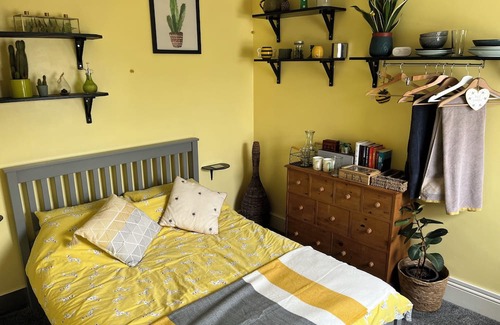 Newhaven Casa | Cosy Double Bedroom TV, microwave and breakfast of cereal & toast, tea & coffee