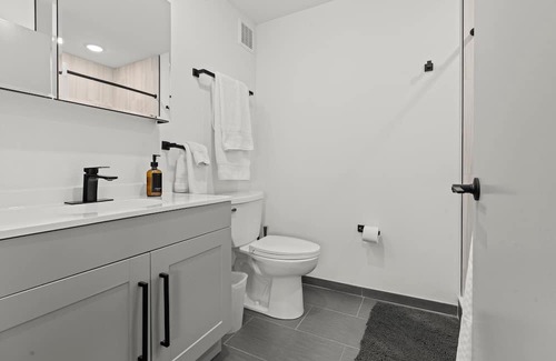 Spruce Hill Apartamento | 5 Minutes to Center City! Entire 3 Bed 3 Bath Apartment!