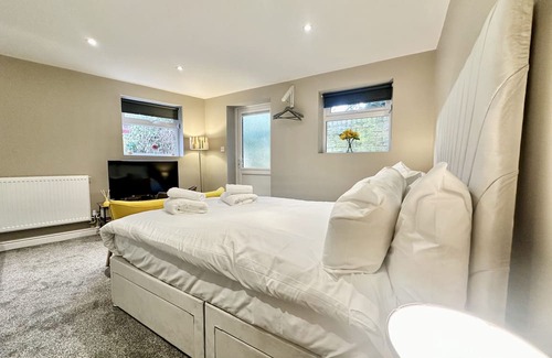 York Cabaña | Firs Nook with Parking - a bungalow that sleeps 2 guests in 1 bedroom