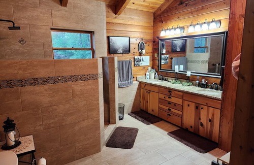 West End Cabina | Log cabin on 35 acres with hot tub and pool available for the 2024 US Open.