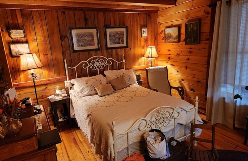 West End Cabina | Log cabin on 35 acres with hot tub and pool available for the 2024 US Open.