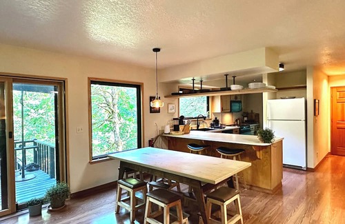 Tillamook Cabina | Private waterfall, 3 acres of forest, 400ft of Wilson River, with music & coffee