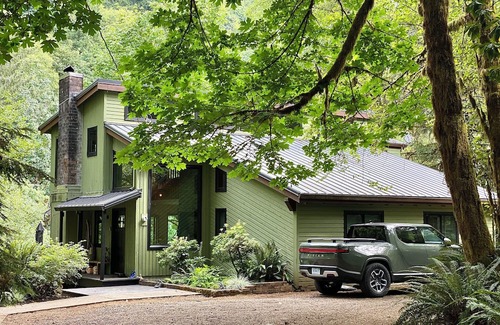 Tillamook Cabina | Private waterfall, 3 acres of forest, 400ft of Wilson River, with music & coffee