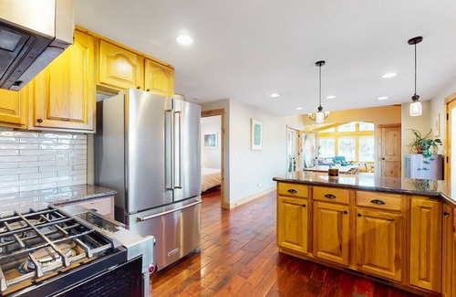 Mountain View Casa | Beautiful home near downtown Bend with wood stove, grill, deck, streaming