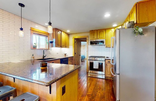 Mountain View Casa | Beautiful home near downtown Bend with wood stove, grill, deck, streaming