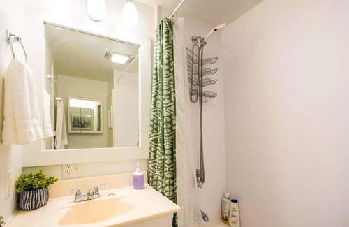 Alki Apartamento | Waterfront Oasis 2-BR Apt near Alki Beach