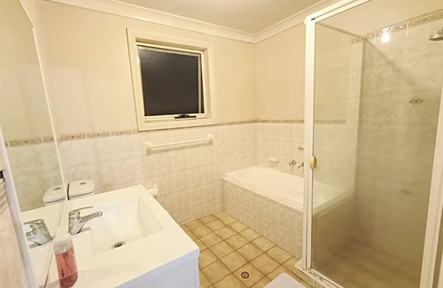 Greystanes Casa | Comfortable and cozy Graystanes home with garage