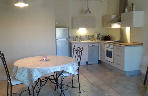 Aurel Apartamento | Gite Spacieux 4 Personnes, Vaucluse. Acces Privatisé à une Piscine Interieure