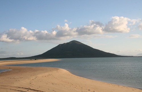 Cape Gloucester Casa | UNIT 1 SUNSET BEACH BUNGALOWS CAPE GLOUCESTER, ABSOLUTE BEACH FRONT