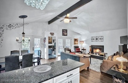 Jim Thorpe Chalet De Esquí | Escape to the serene Bear Creek Lakes in this meticulously maintained chalet